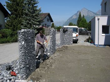 Steinkörbe für Zaun