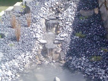 Wasserzulauf im Steingarten